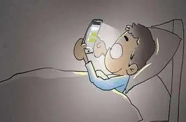 晚上睡覺玩手機(jī)的危害有哪些?睡覺前玩手機(jī)有何影響? 晚上睡覺玩手機(jī)的危害有哪些?睡覺前玩手機(jī)有何影響?